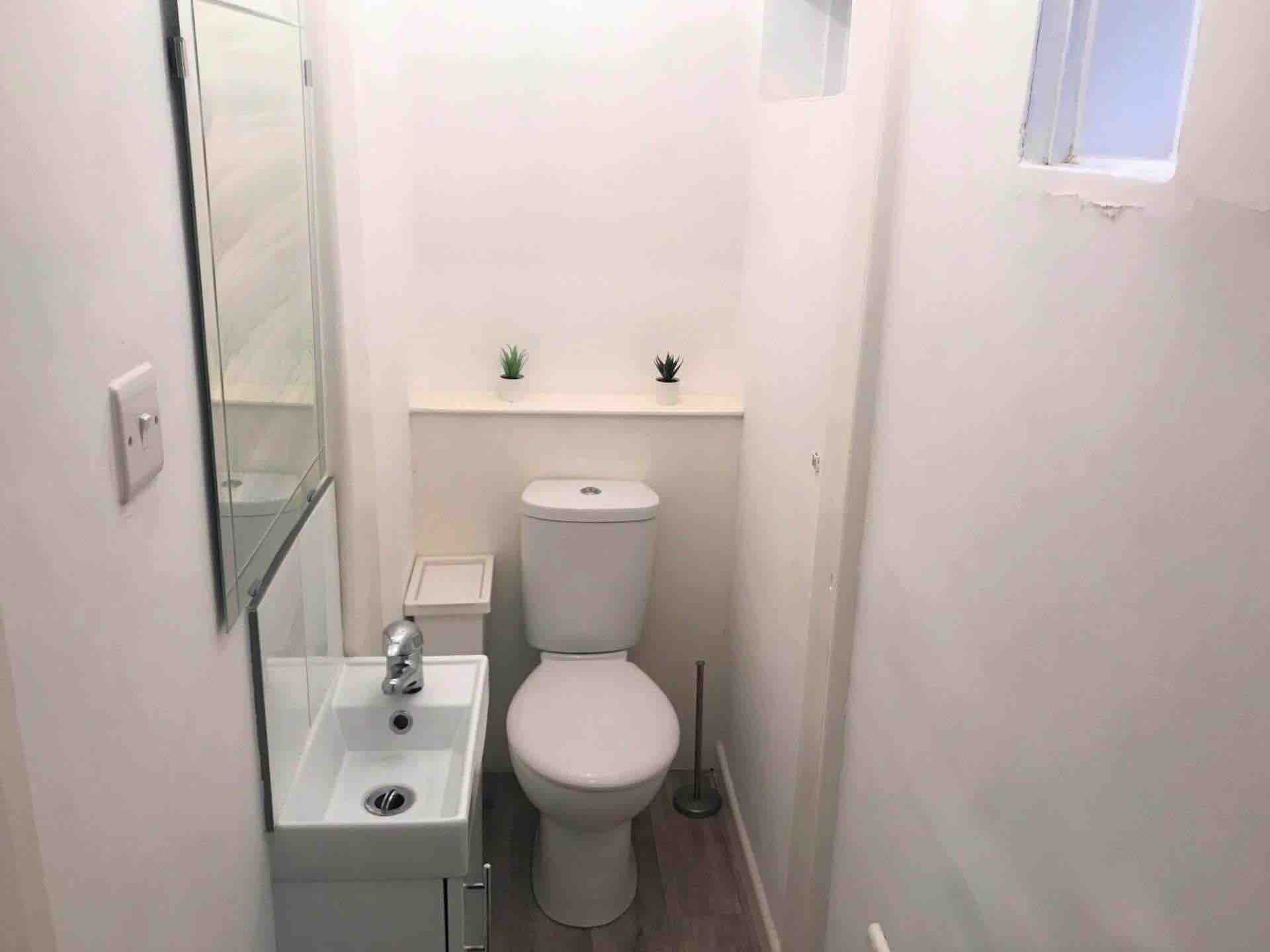 One bedroom apartment for rent RoomsLocal image