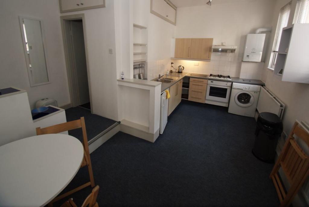Redecorated pets friendly 1 bedroom flat to rent RoomsLocal image