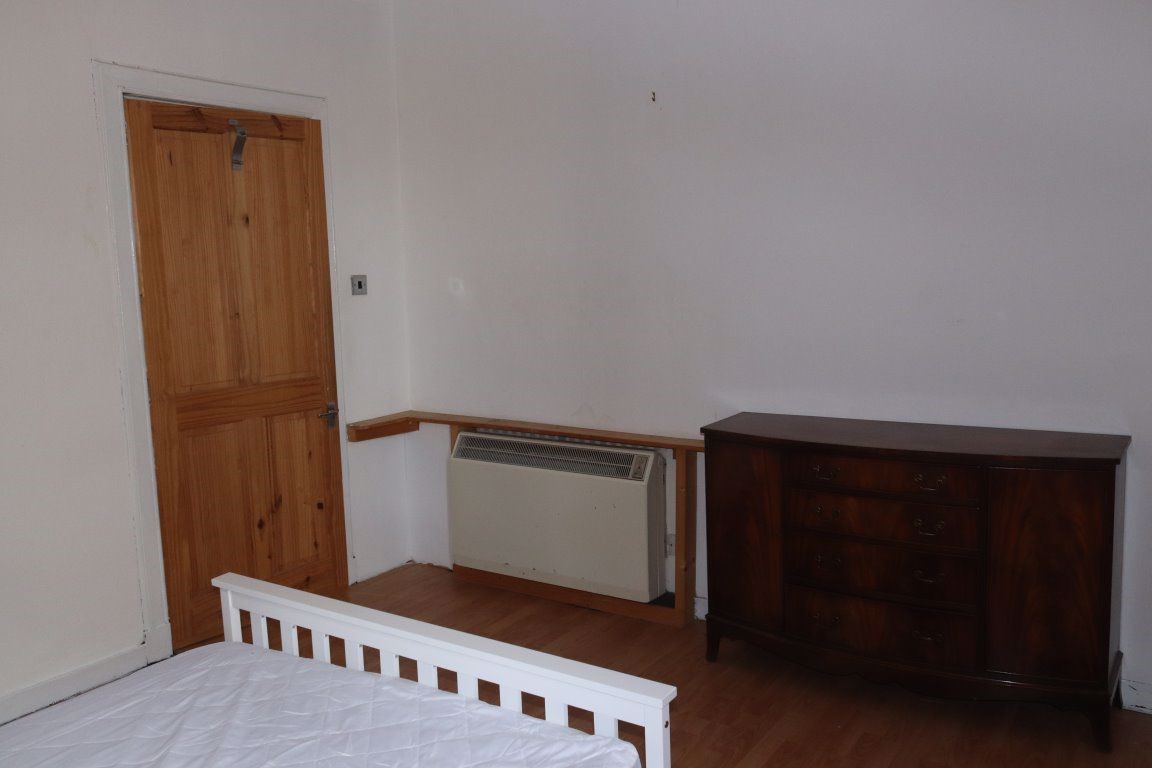 All furnished 1 bedroom flat to rent RoomsLocal image