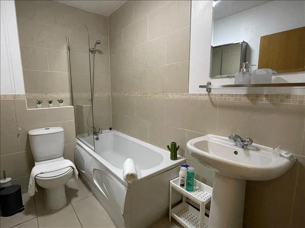 furnished studio apartment in NW1 RoomsLocal image