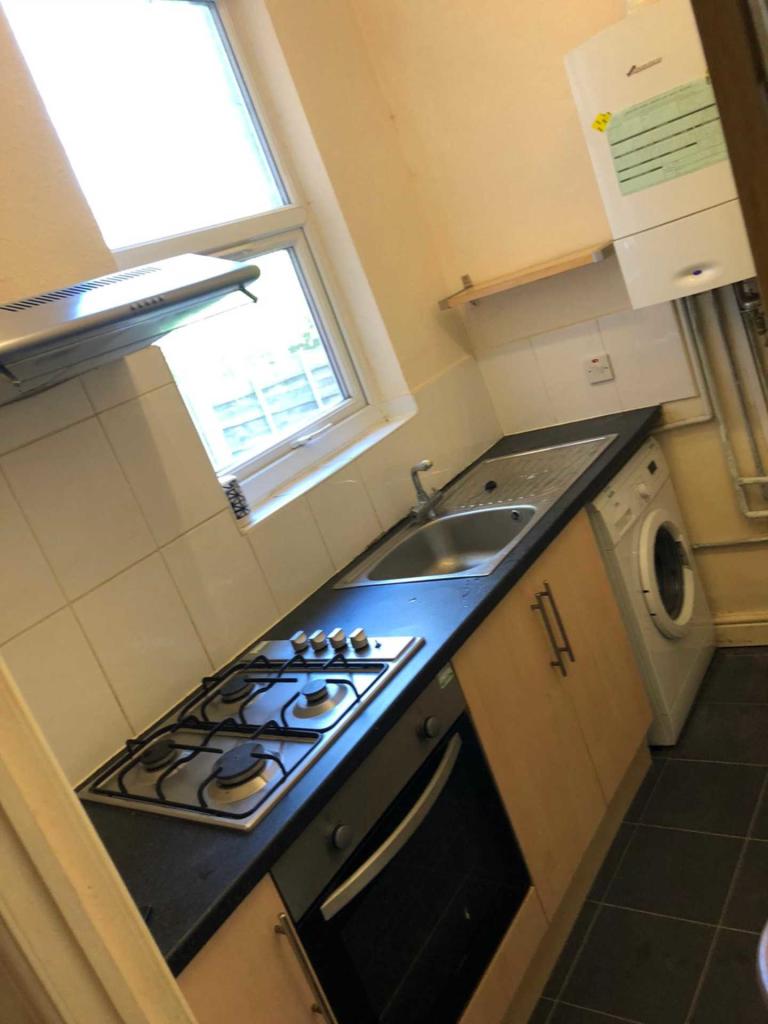 Refurbished 1 double bedroom flat to rent RoomsLocal image