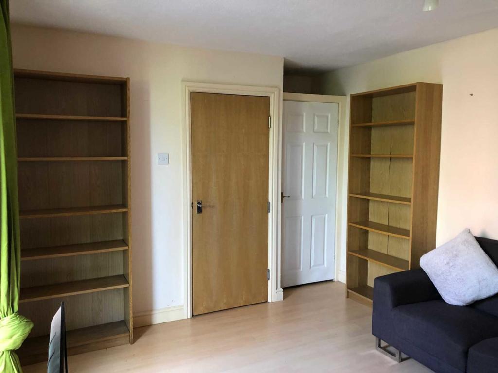 Refurbished 1 double bedroom flat to rent RoomsLocal image