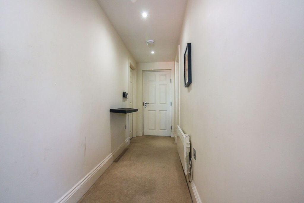 2 bedroom flat to rent RoomsLocal image