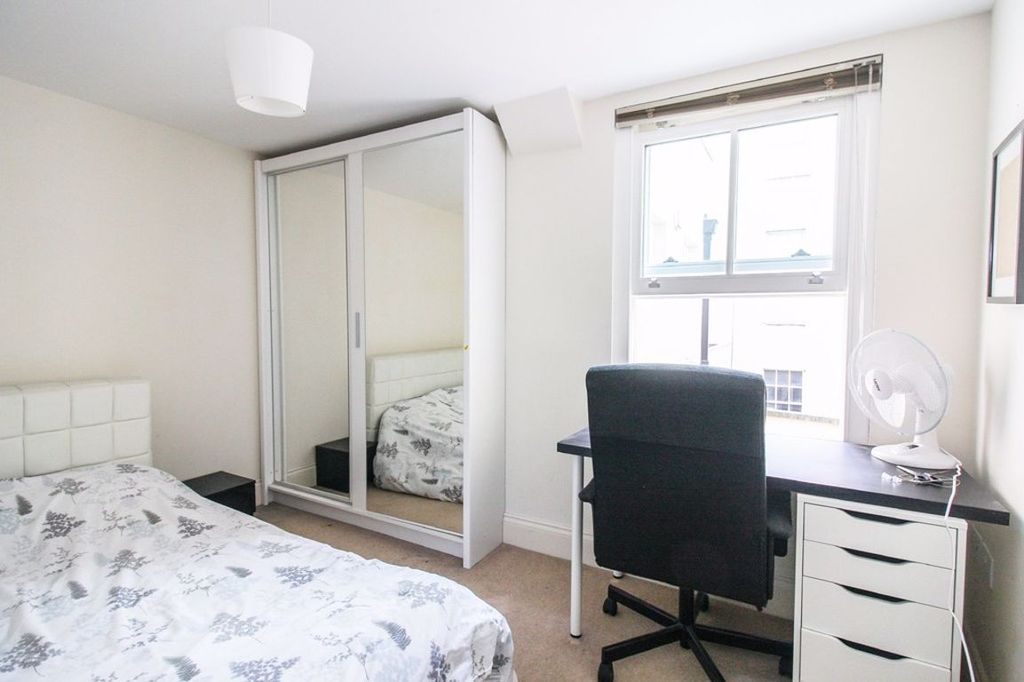 2 bedroom flat to rent RoomsLocal image