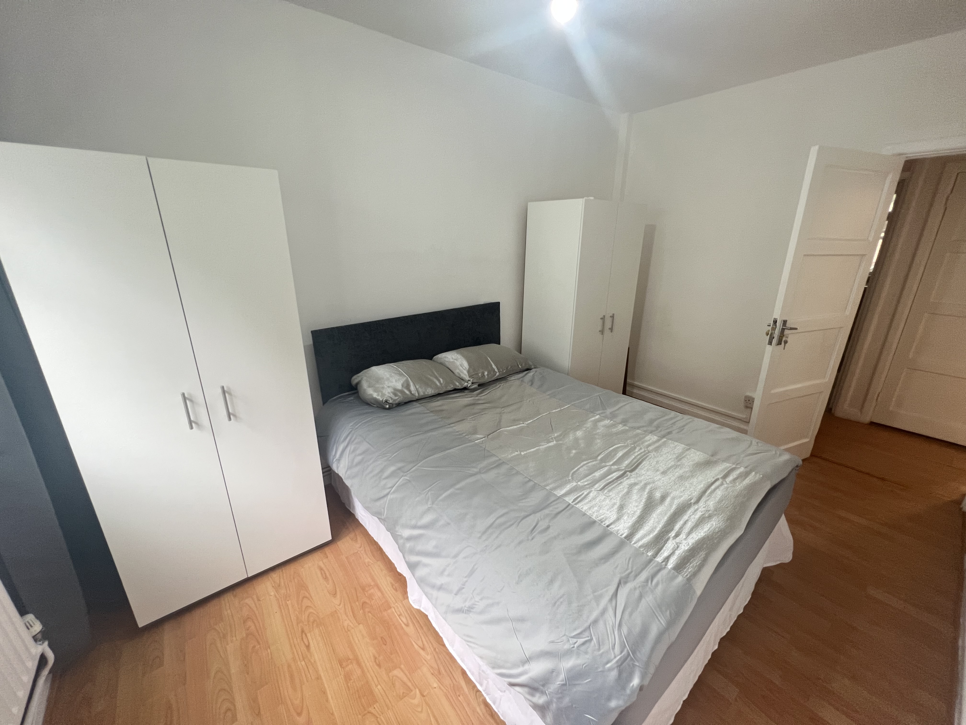 Private room in a shared flat. Zone 1 and 2 RoomsLocal image