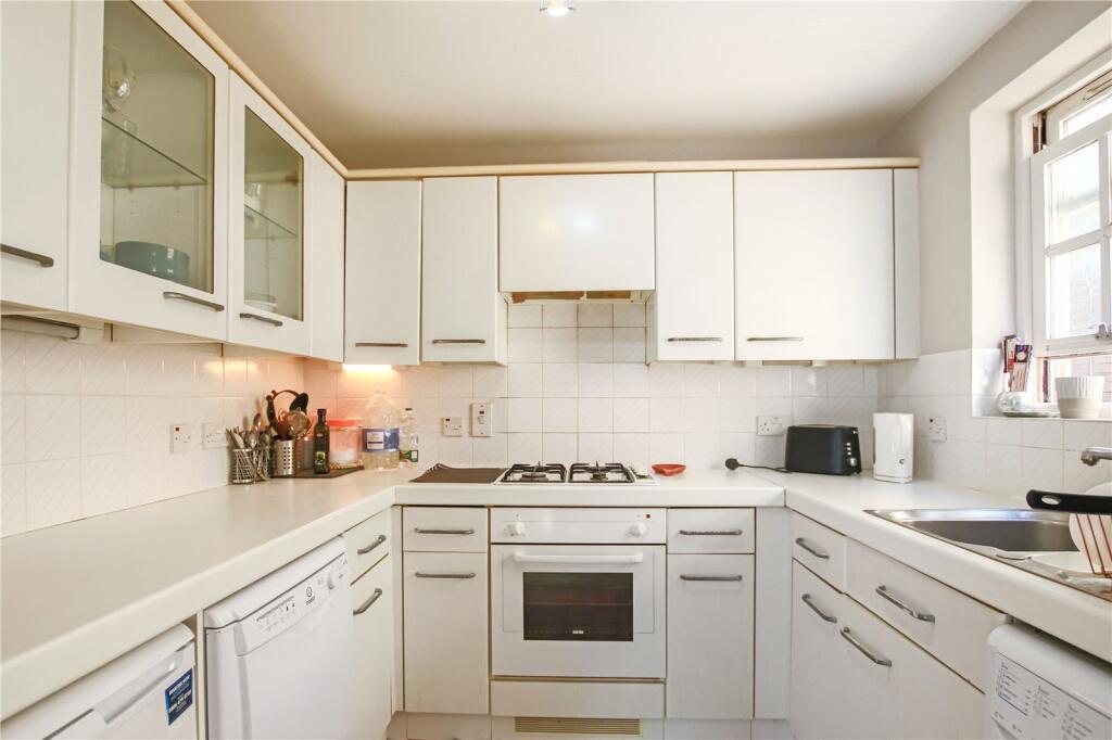 A SUPERB FIRSTL FLOOR ONE BEDROOM FLAT IN BERKSHIRE RoomsLocal image