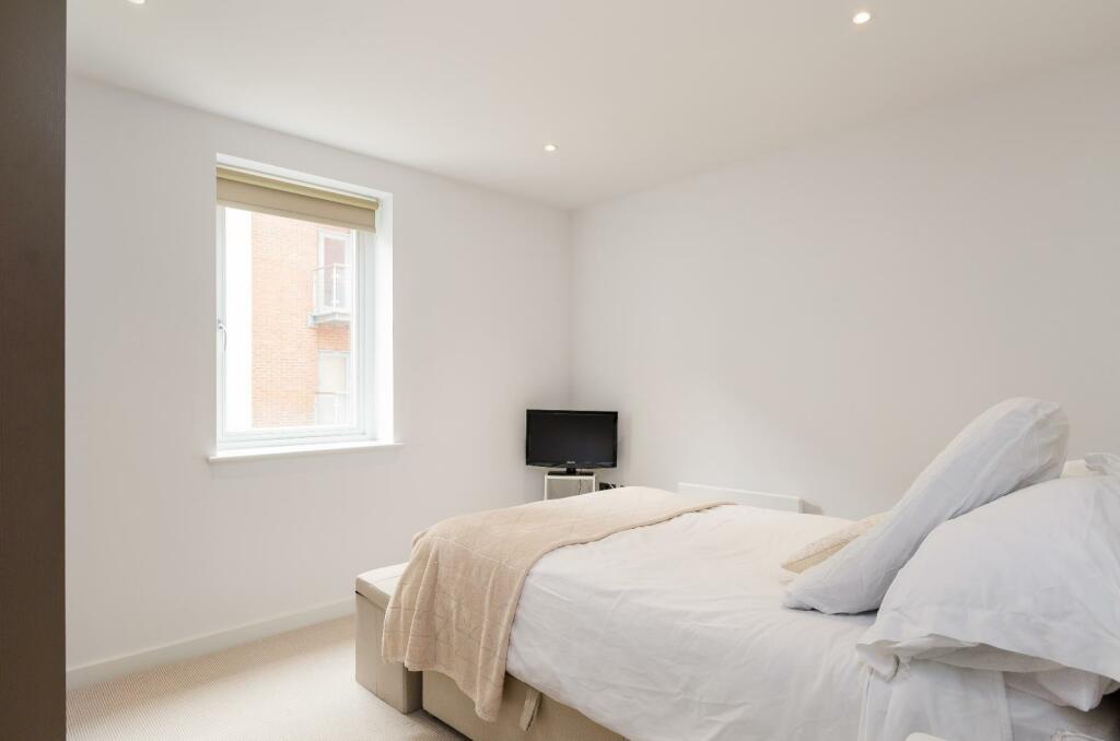 STYLISHLY FURNISHED ONE BEDROOM FLAT IN LEEDS RoomsLocal image