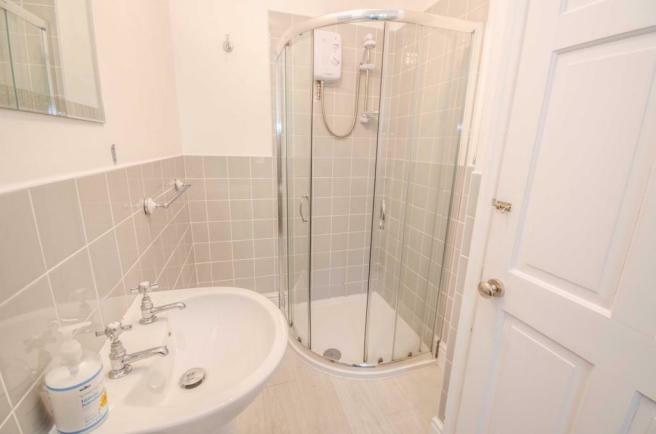 FURNISHED ONE BEDROOM FLAT IN READING RoomsLocal image
