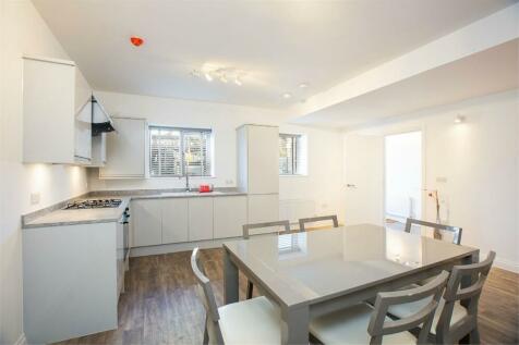 STUNNING ONE BEDROOM FLAT IN LONDON image
