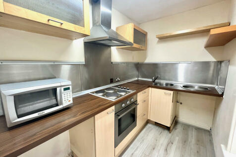FURNISHED ONE BEDROOM FLAT IN BRADFORD RoomsLocal image