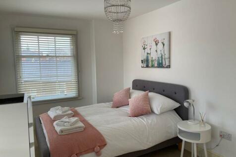 LARGE DOUBLE BEDROOM FLAT IN GLOUCESTER RoomsLocal image