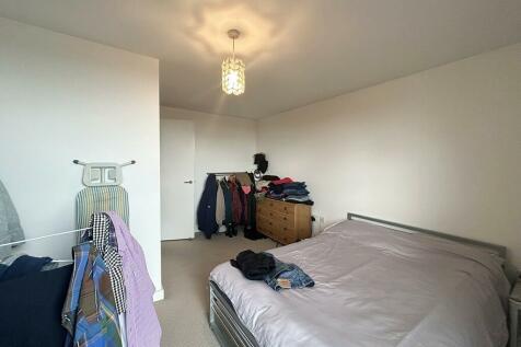 FULLY FURNISHED BEDROOM FLAT IN SOUTHEND-ON-SEA RoomsLocal image