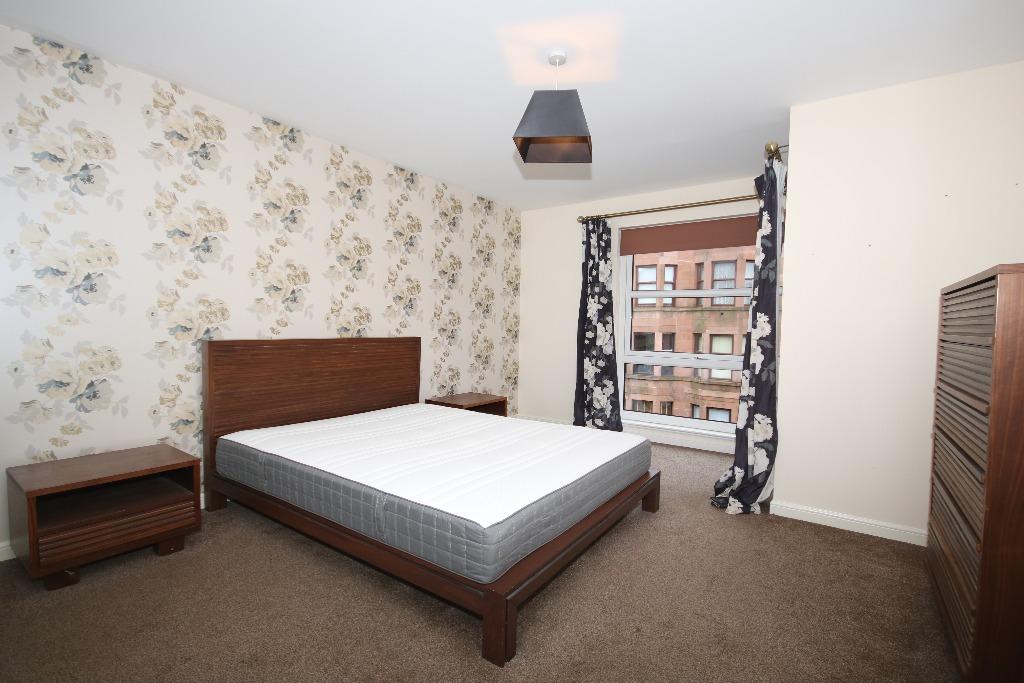 SPACIOUS ONE BEDROOM FLAT IN LEEDS RoomsLocal image