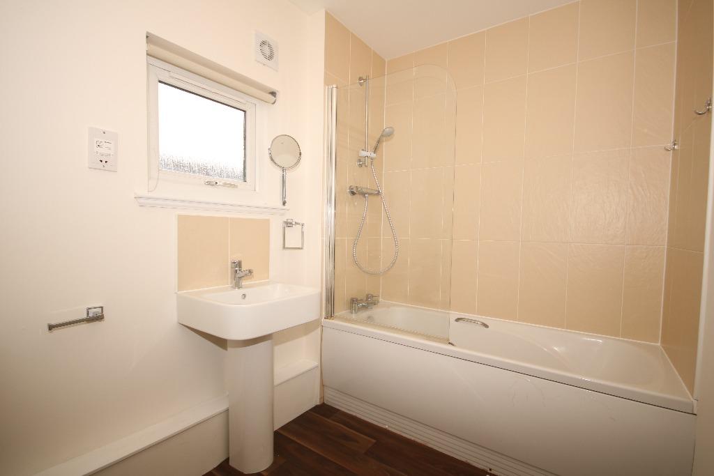 SPACIOUS ONE BEDROOM FLAT IN LEEDS RoomsLocal image
