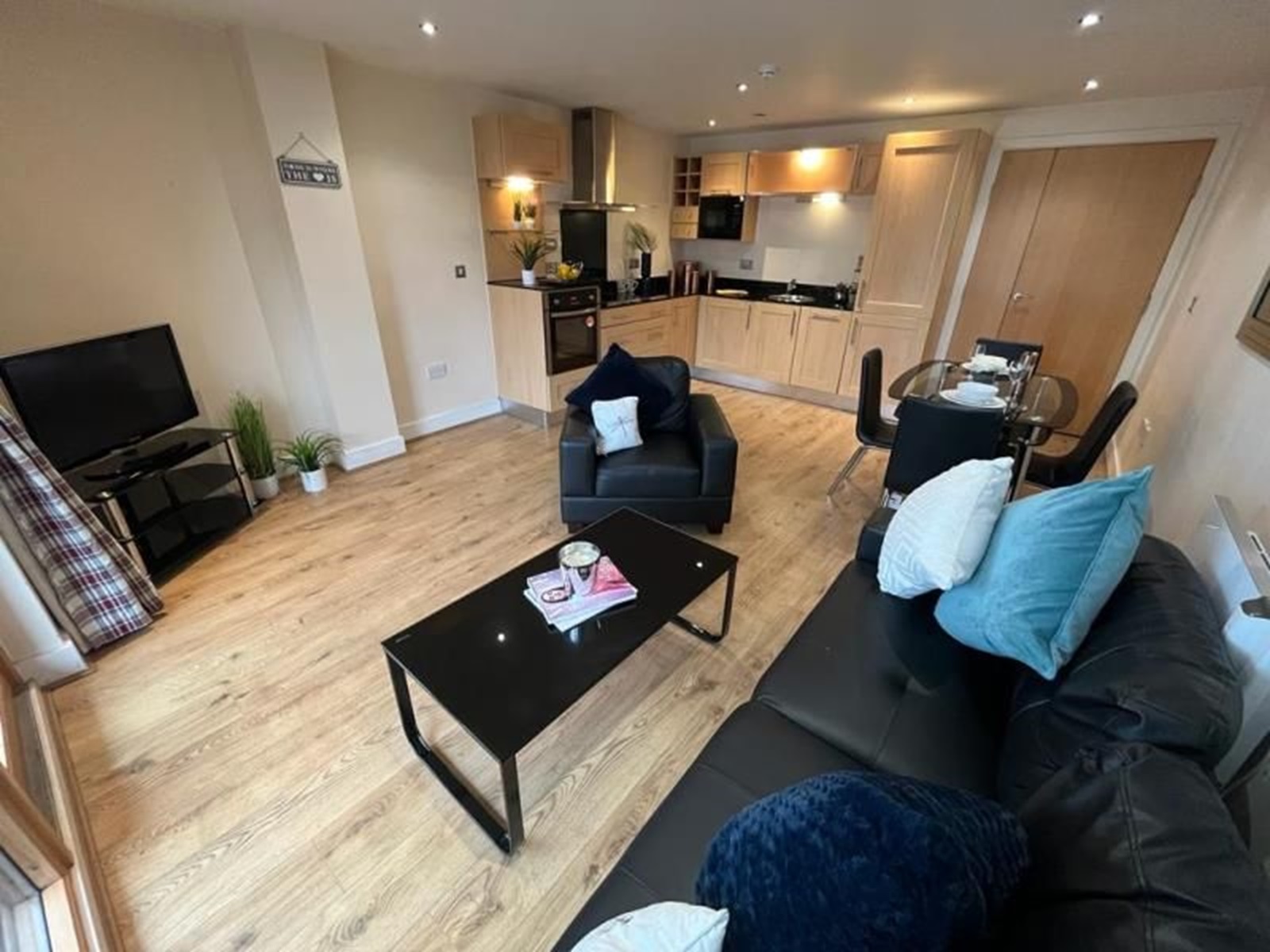 Wonderful two bedroom flat share in Islington London image