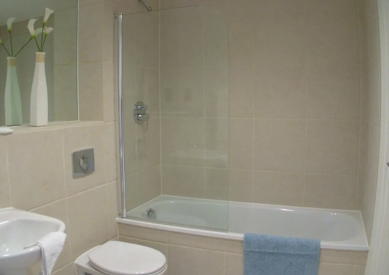 DOUBLE BEDROOM AVAILABLE IN A TWO BEDROOM FLAT RoomsLocal image