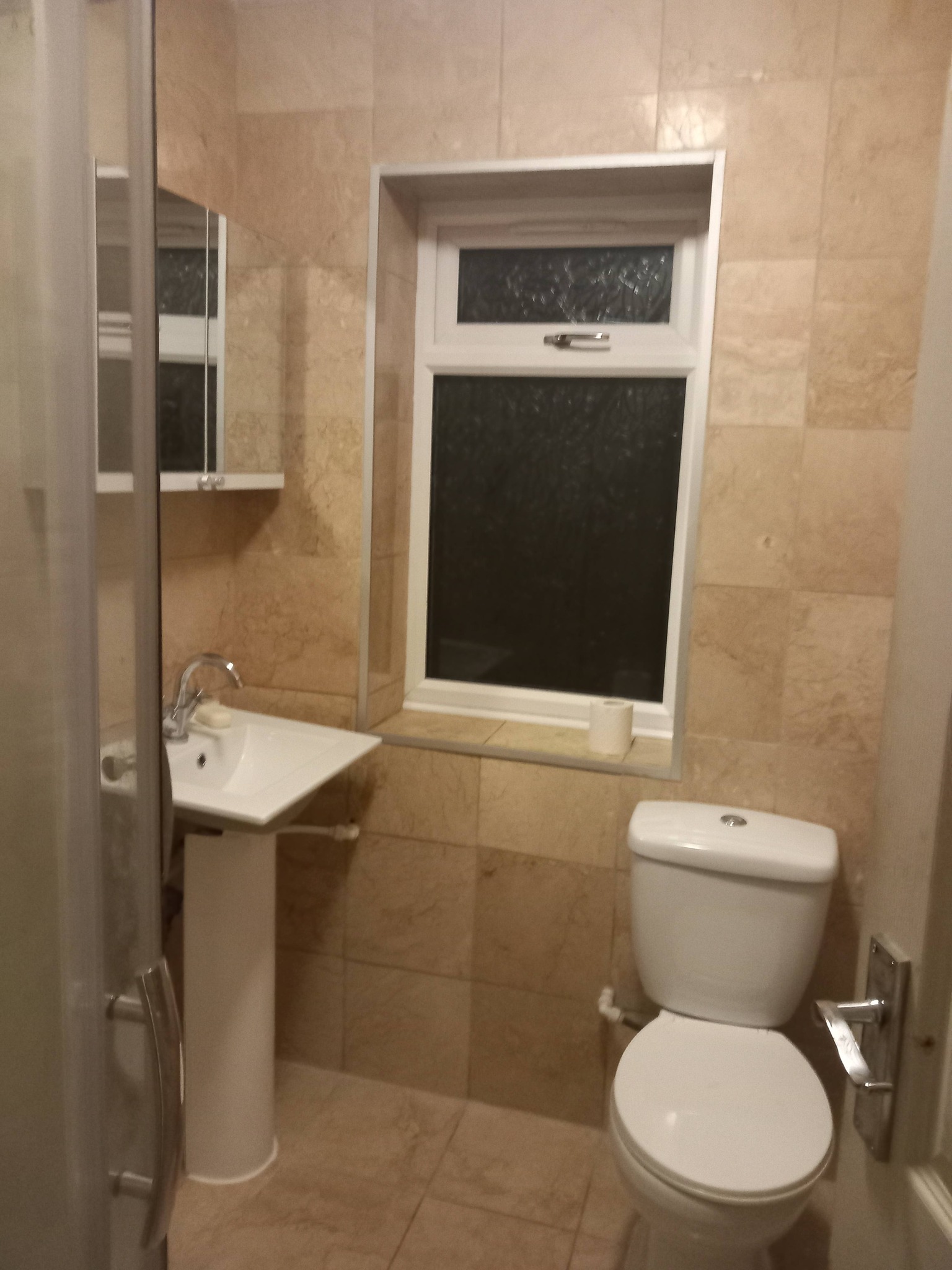 good size room for 1 person, all bills included RoomsLocal image