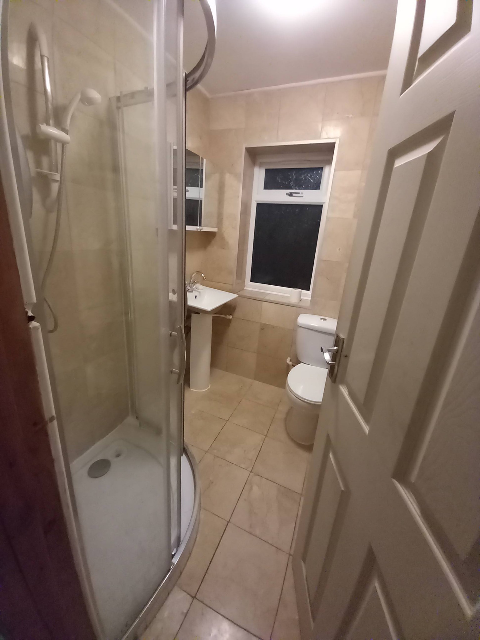 good size room for 1 person, all bills included RoomsLocal image