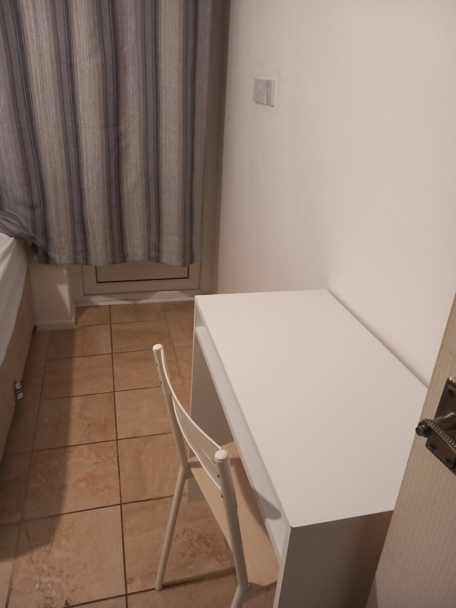 good size room for 1 person, all bills included RoomsLocal image