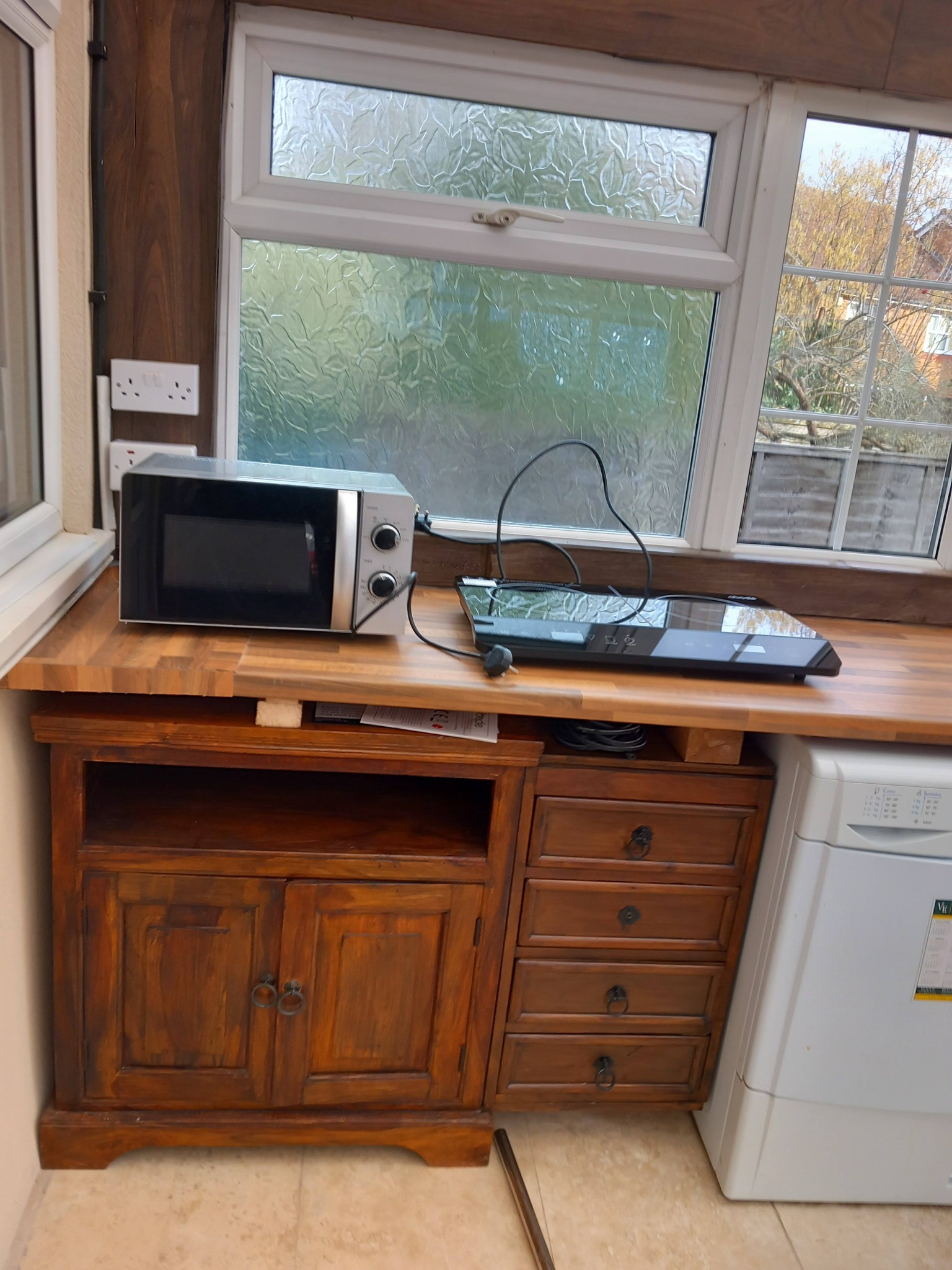 good size room for 1 person, all bills included RoomsLocal image