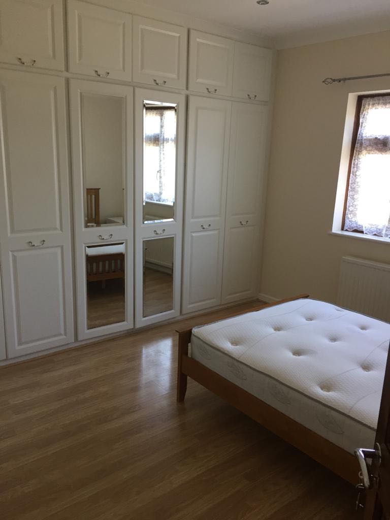 1 Bedroom To Remt  RoomsLocal image