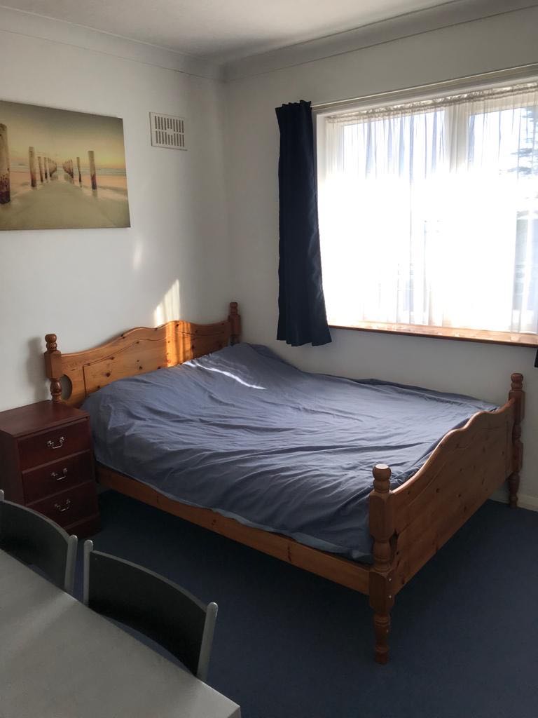 Spacious Double Room With Extra Storage! RoomsLocal image