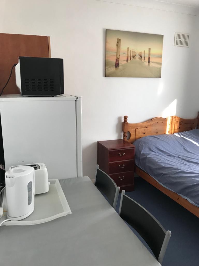 Spacious Double Room With Extra Storage! RoomsLocal image