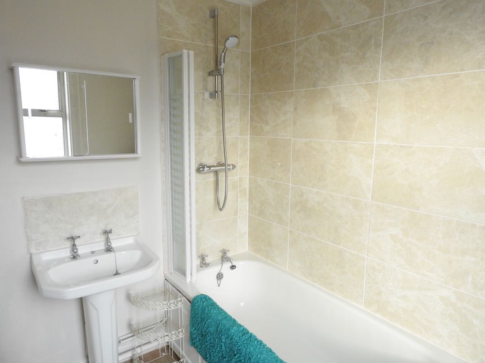 2 Rooms Availble In Bath RoomsLocal image