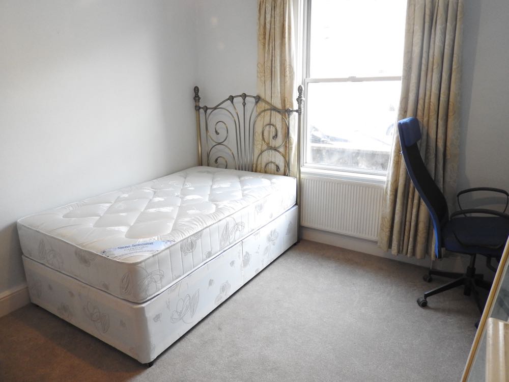 2 Rooms Availble In Bath RoomsLocal image