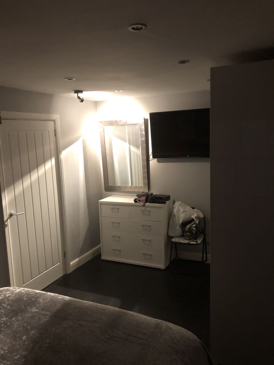 Single And Double Rooms For Rent  RoomsLocal image