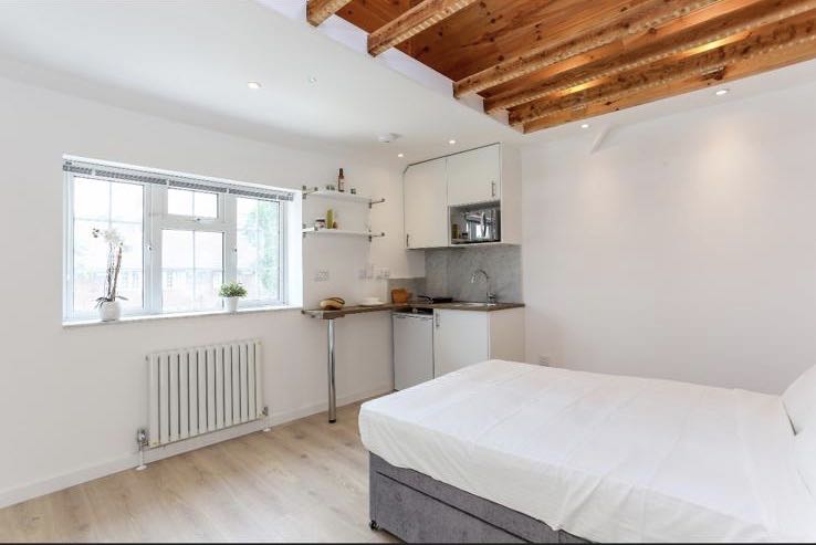 Stunning Double/single Bedsit RoomsLocal image