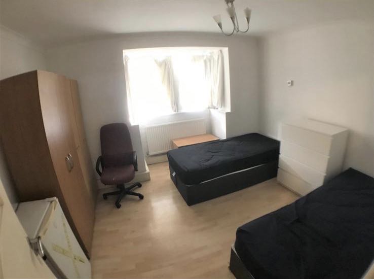 Double/twin Bedroom In Canning Town RoomsLocal image