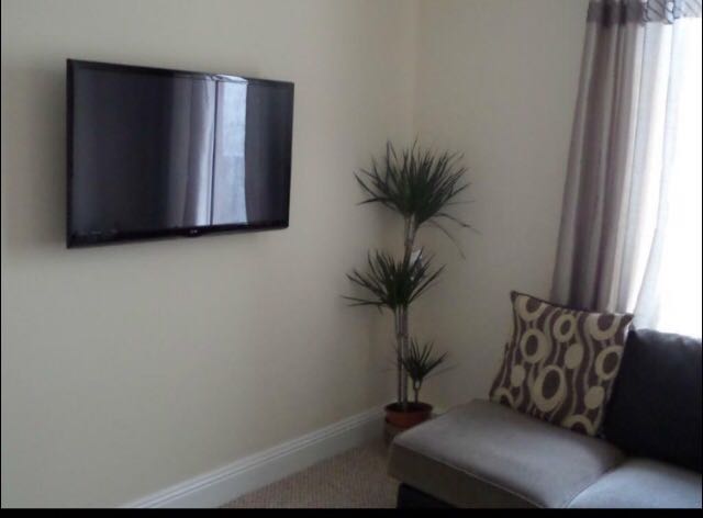 Â£250 Deposit One Month Upfront Â£381pm RoomsLocal image