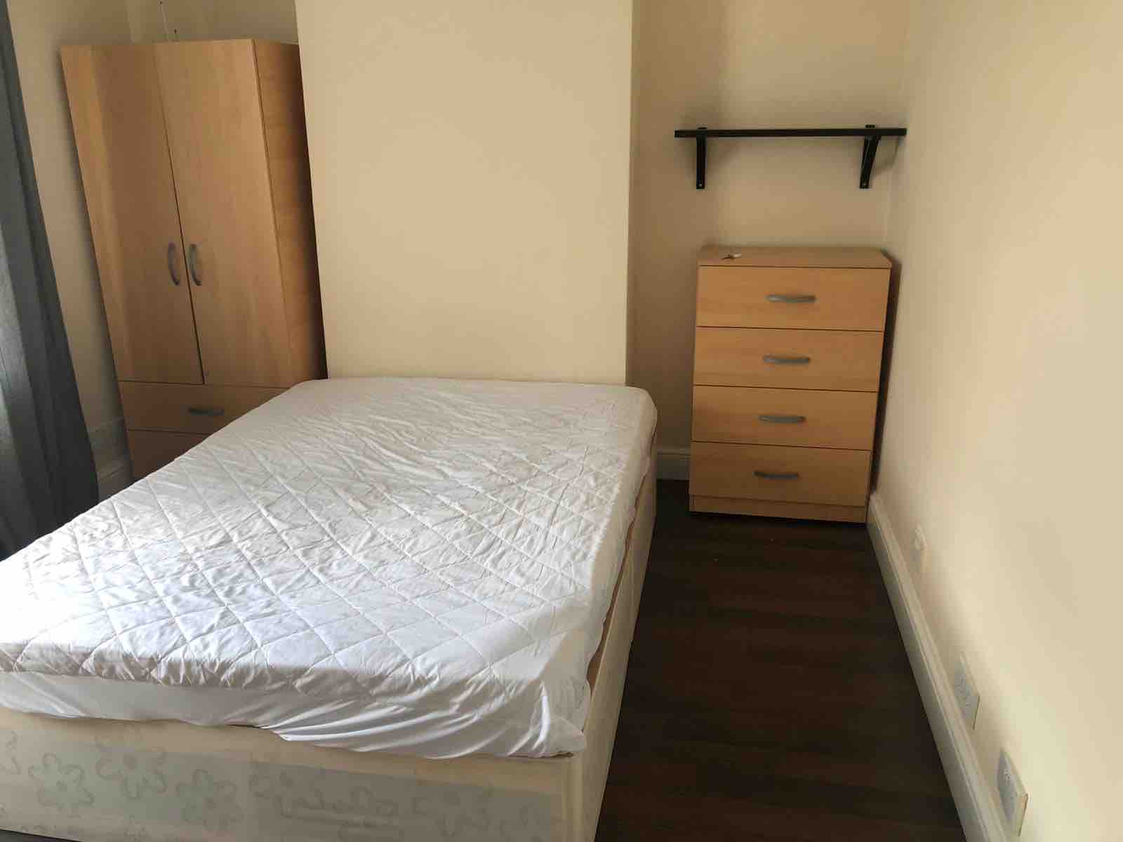 2 bedrooms available RoomsLocal image