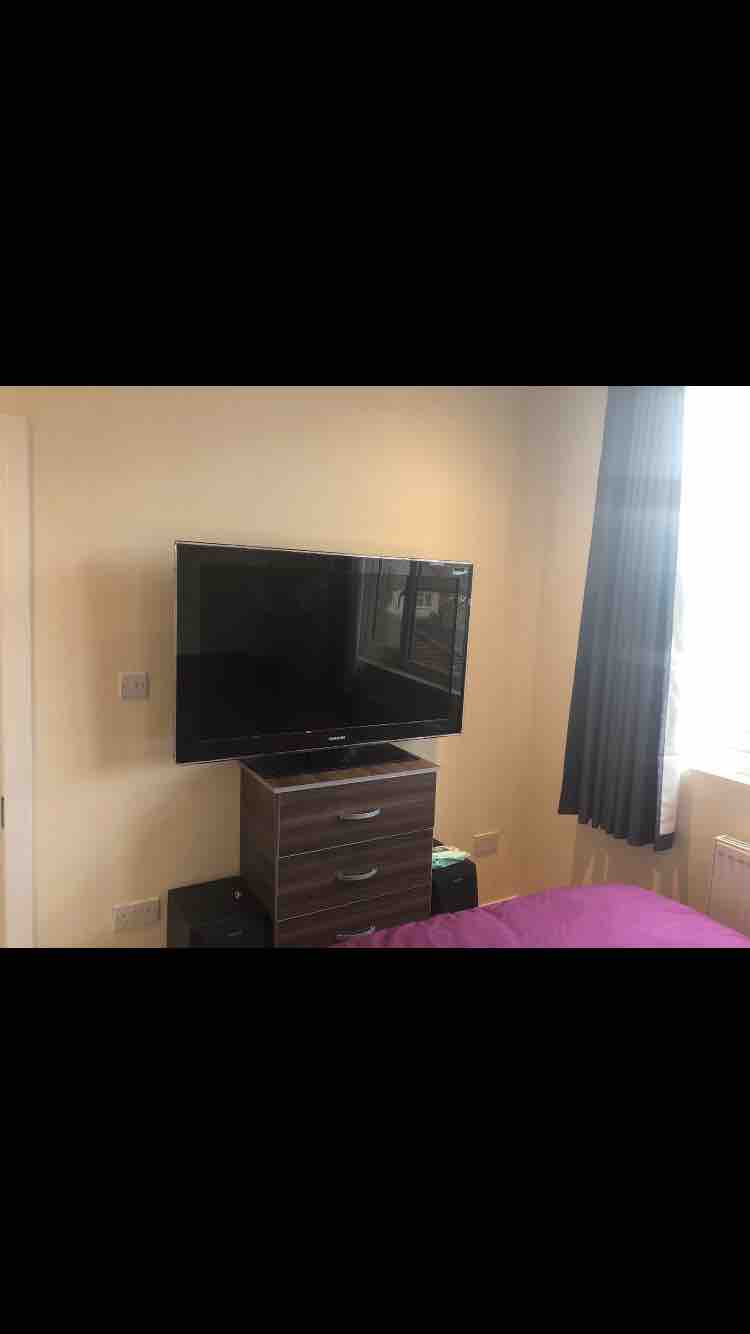Double room in Hanger Lane RoomsLocal image