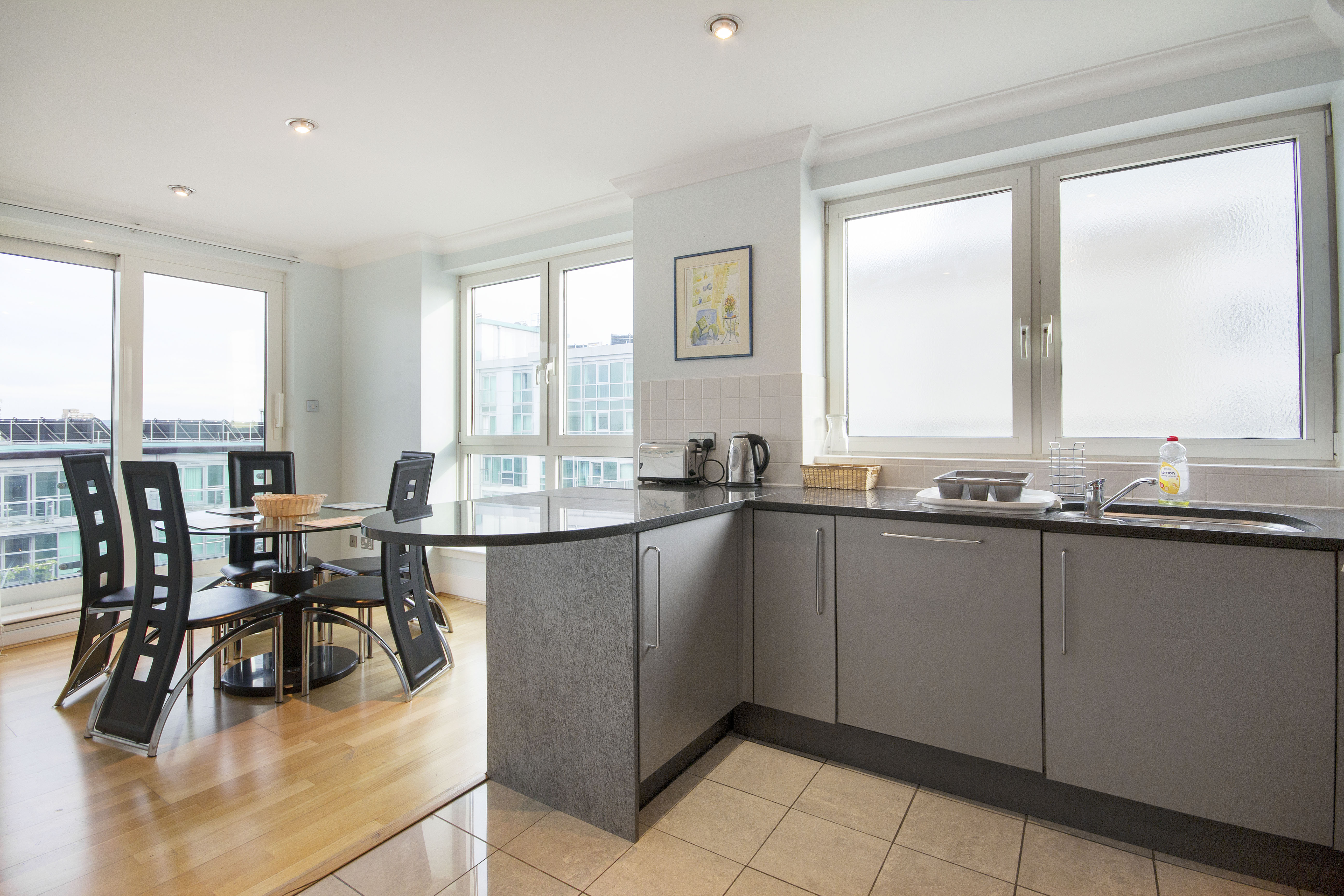 stunning flat in st georges wharf  in Vauxhall RoomsLocal image