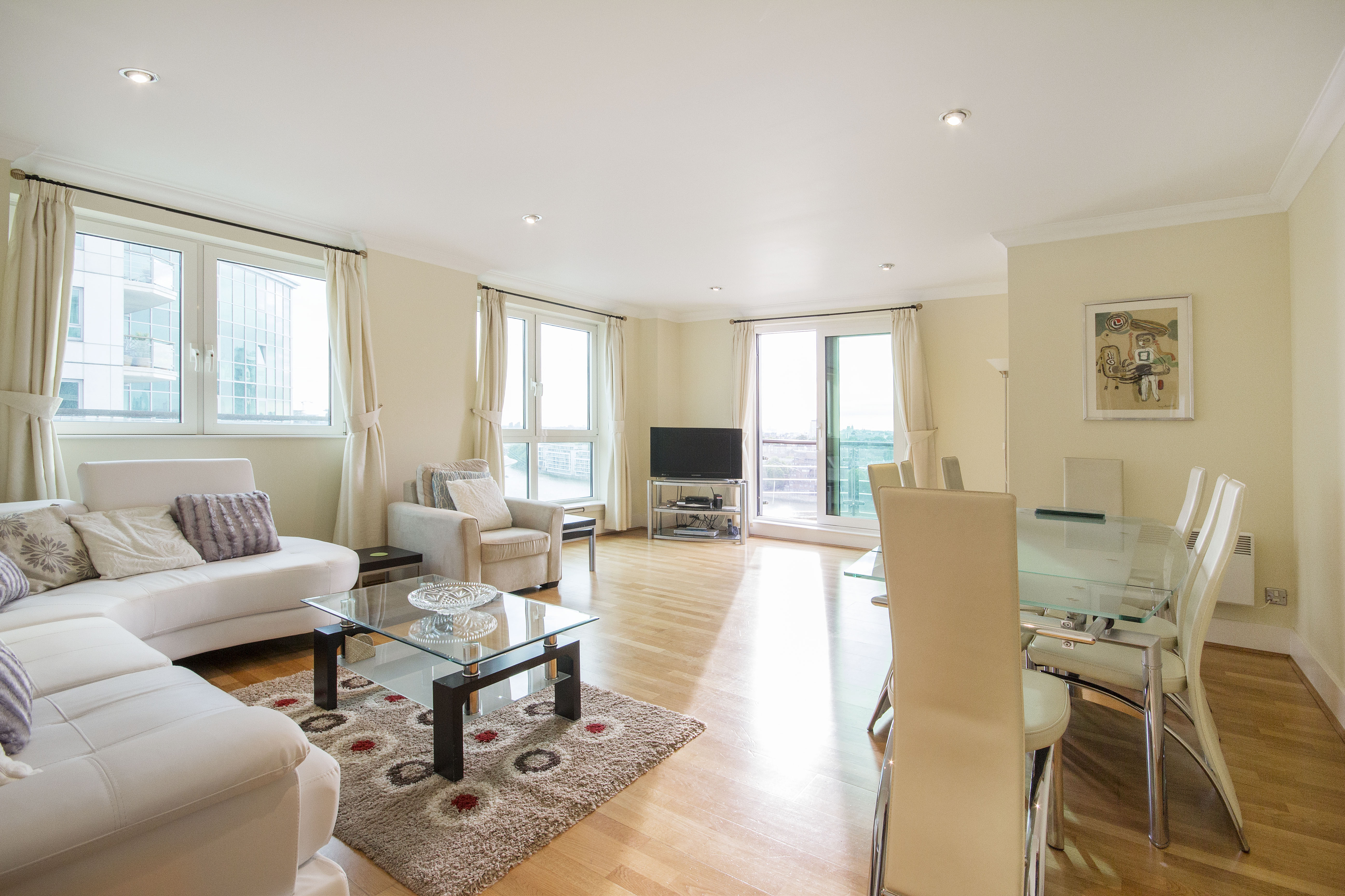 stunning flat in st georges wharf  in Vauxhall RoomsLocal image