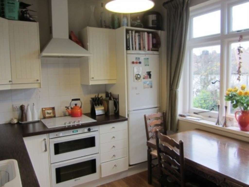 Beautiful En-Suite Room, 5 minutes walk from wimbledon station RoomsLocal image