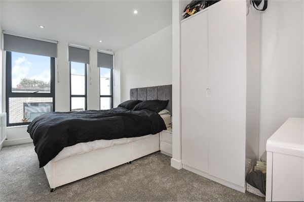 En-suite in 2 bed flat to rent RoomsLocal image