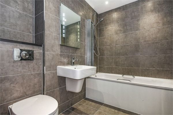En-suite in 2 bed flat to rent RoomsLocal image