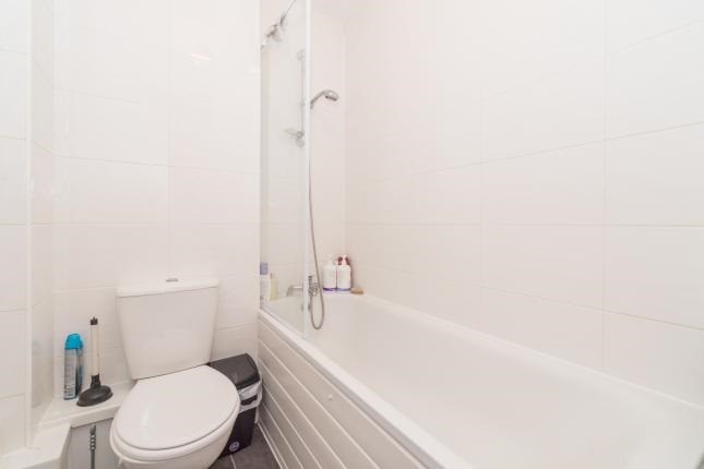 Lovely two bedroom apartment and one double room available. RoomsLocal image