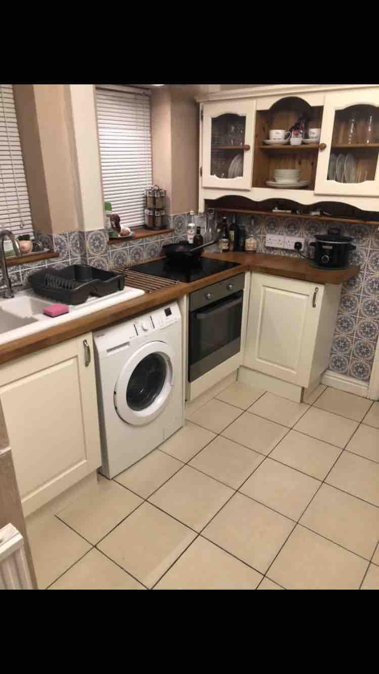 Furnished Double & Single Room Near The M4 & Town RoomsLocal image