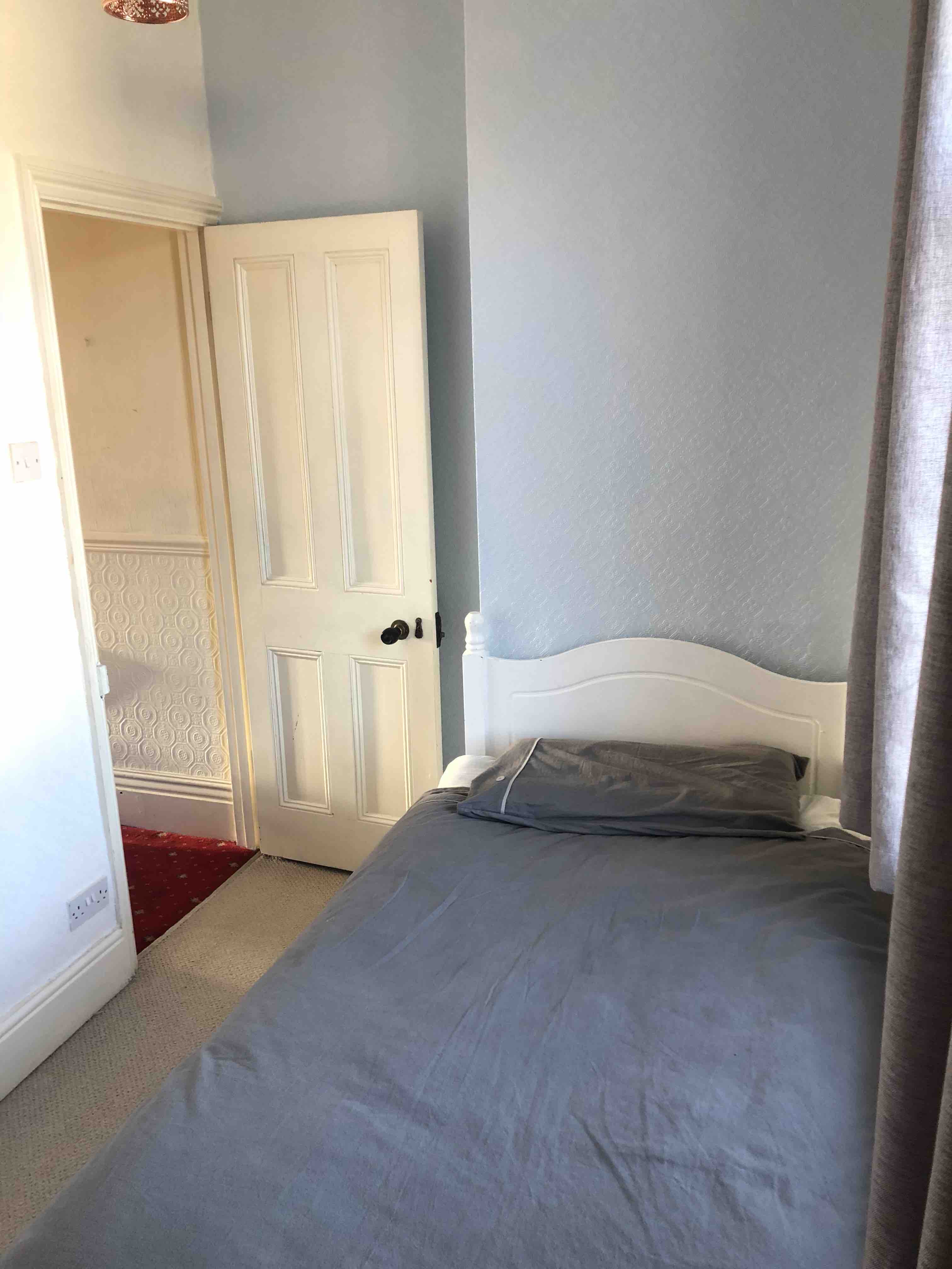 Furnished Double & Single Room Near The M4 & Town RoomsLocal image