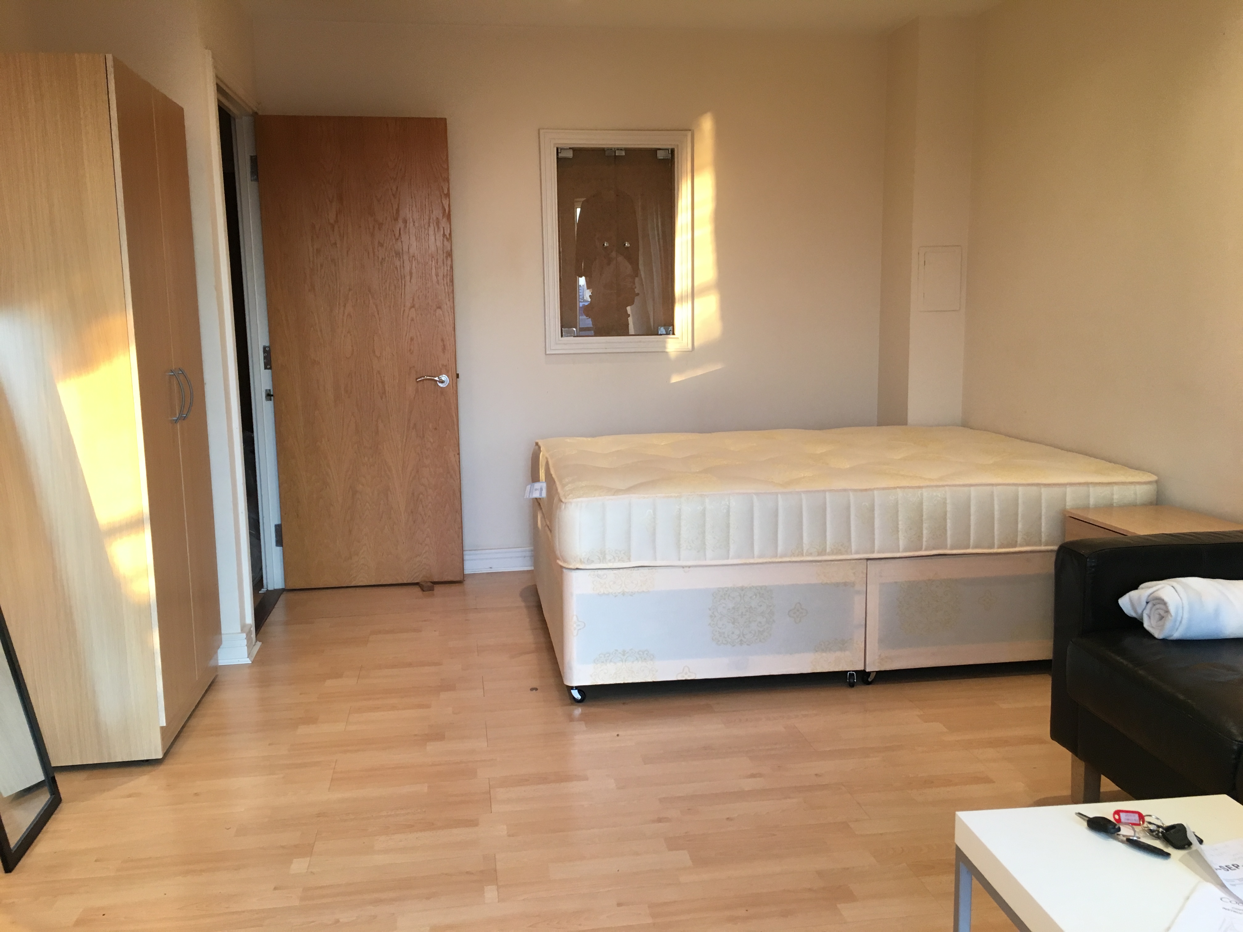 PRIVATE BALCONY LARGE DOUBLE ROOM IN STRATFORD ALL INCL RoomsLocal image