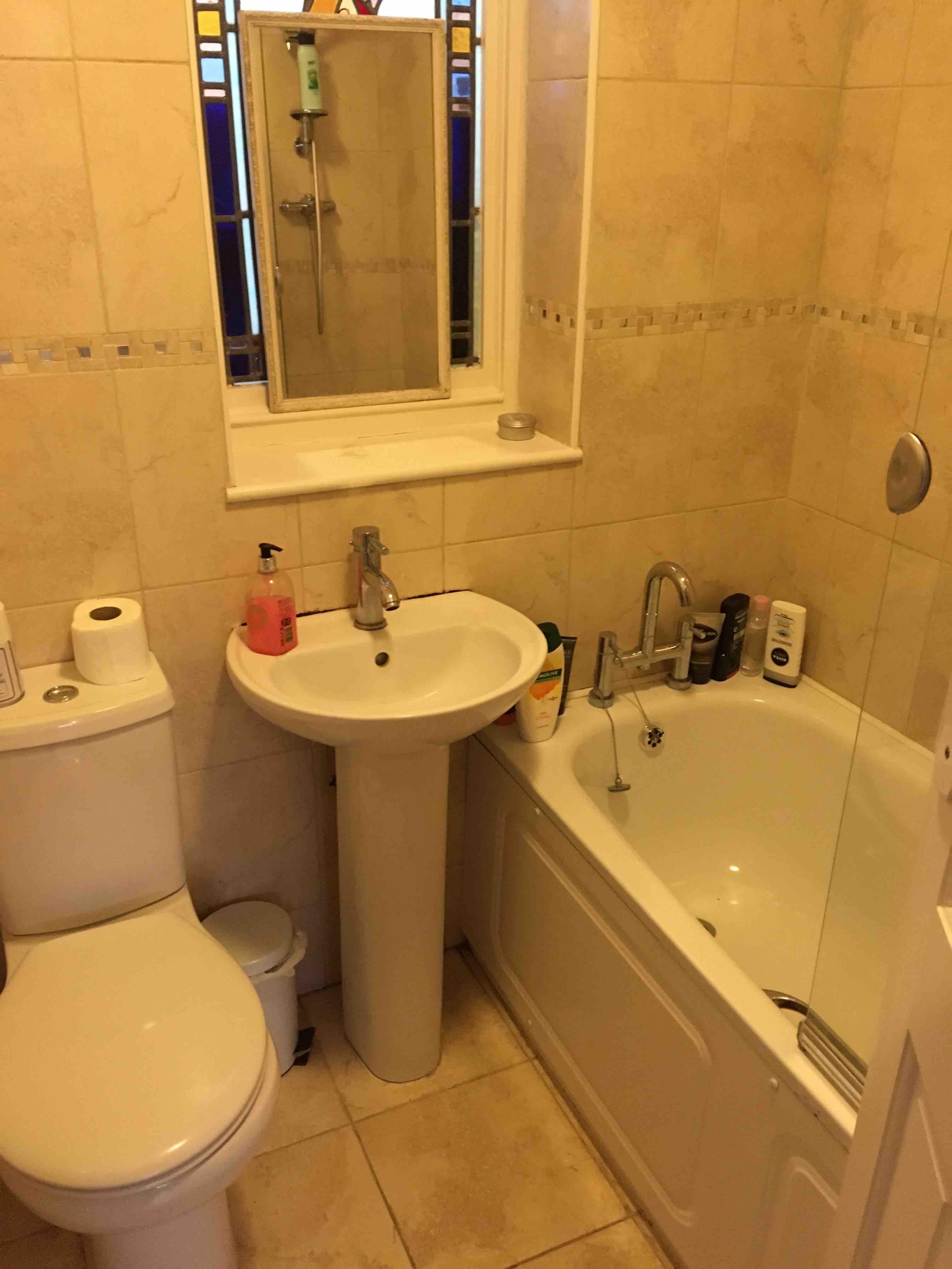 Nice Double room for single occupant, inc bills, RM8 2XT 10 min walk to District line Becontree RoomsLocal image