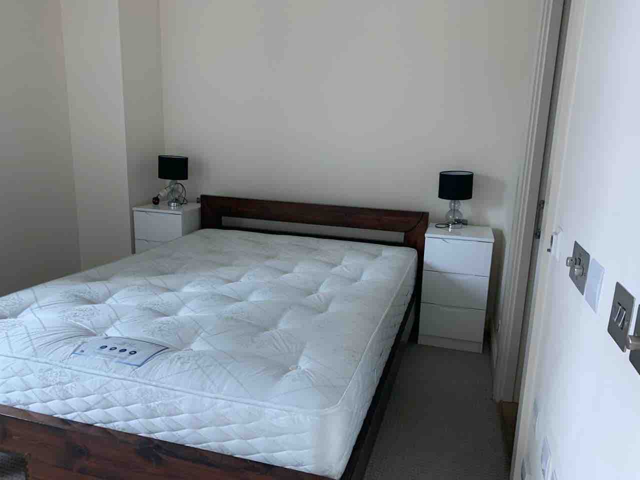 Spacious bedroom in Canary Wharf RoomsLocal image