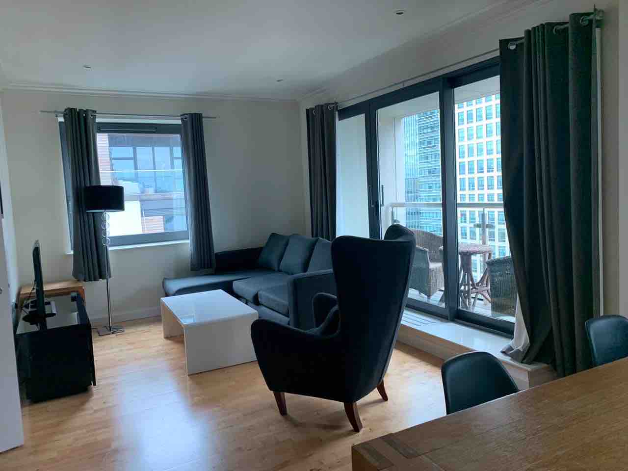 Spacious bedroom in Canary Wharf RoomsLocal image