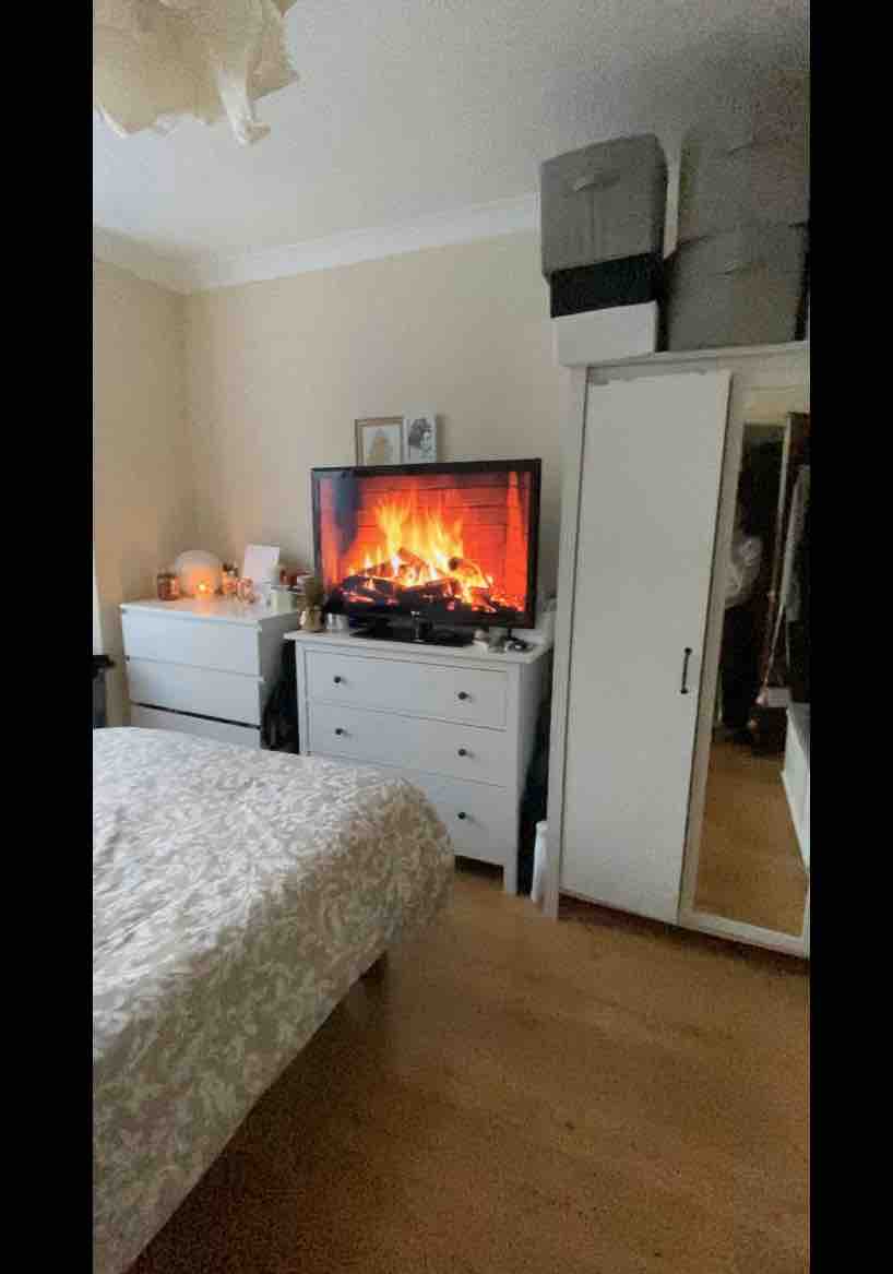 Spacious Double Bedroom in Wimbledon RoomsLocal image