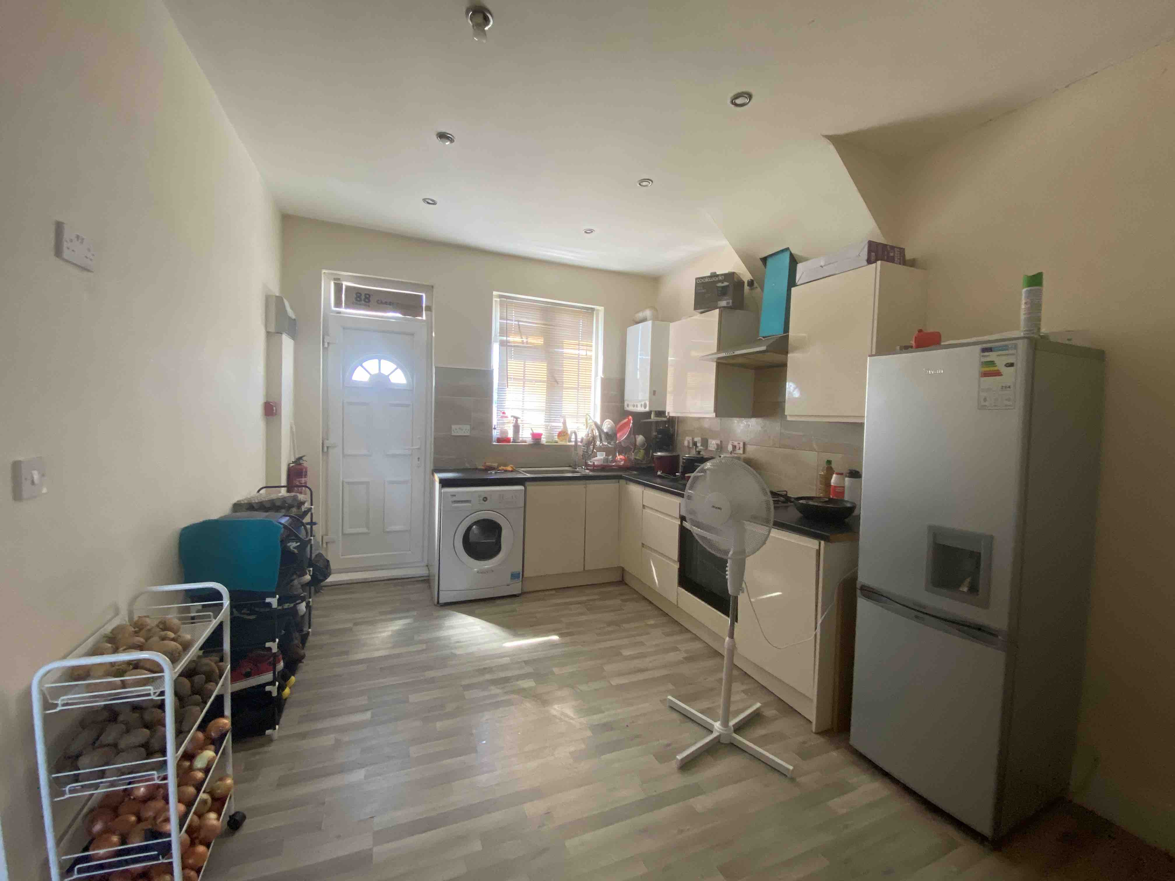 2 bedrooms available in 3 bedroom apartment RoomsLocal image