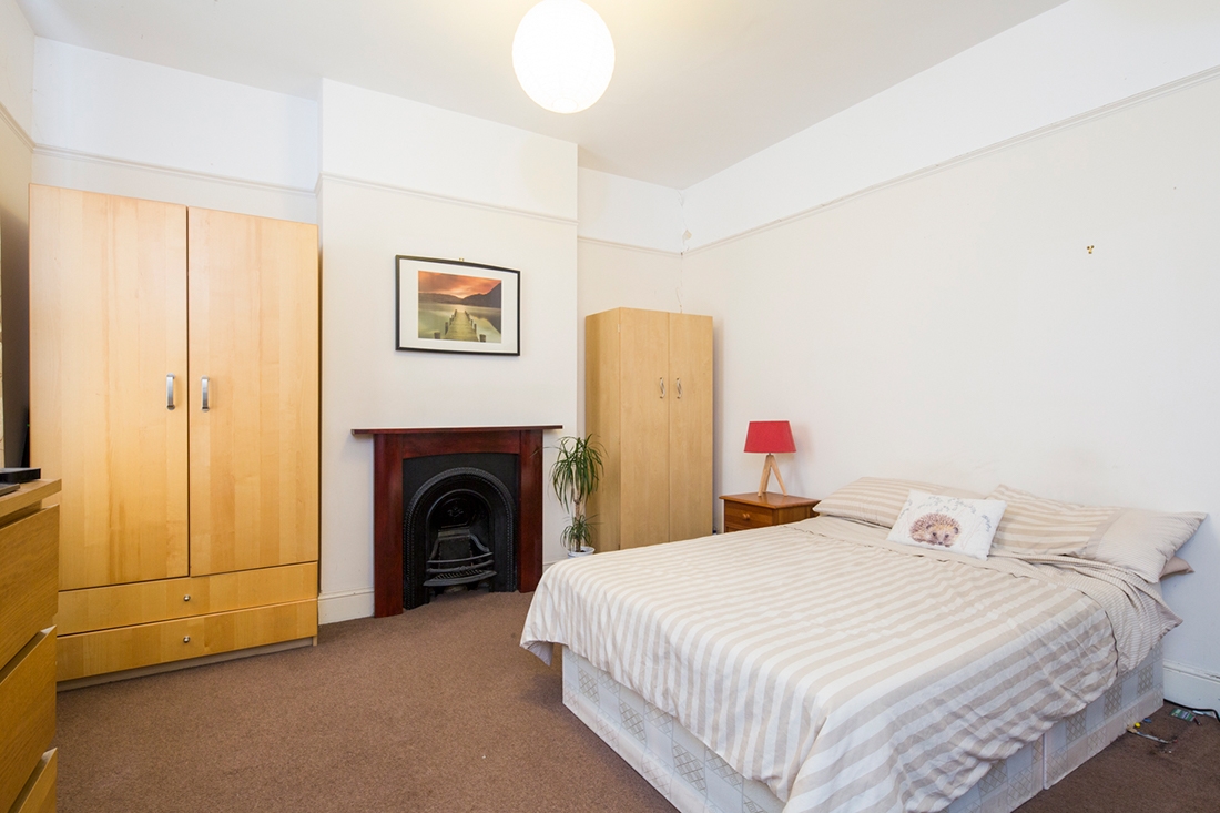 Charming double bedroom in a two bedroom located in the heart of BRISTOL RoomsLocal image
